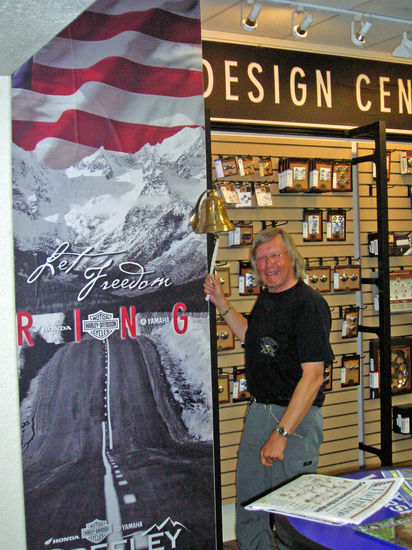 In Greeley beim Harley Dealer: Rolf darf die Glocke läuften, weil er ein neues Motorrad gekauft hat.