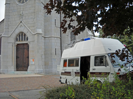 Die erste Übernachtung in Frankreich, im Schutz der Kirche von Chatillon