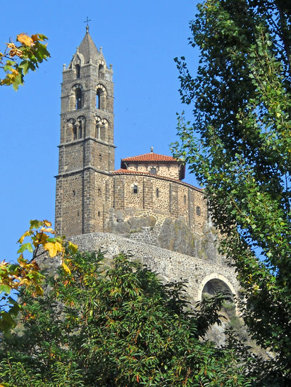 Kirche St. Michel d'Aiguilhe - liegt auf einer Felsnadel oberhalb von Le Puy en Velay