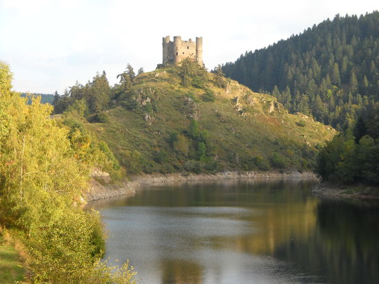 Chateau d'Alleuze - hier trieb der Raubritter Bernard de Galan sein Unwesen - wir haben hier mit Blick auf die Burg übernachtet