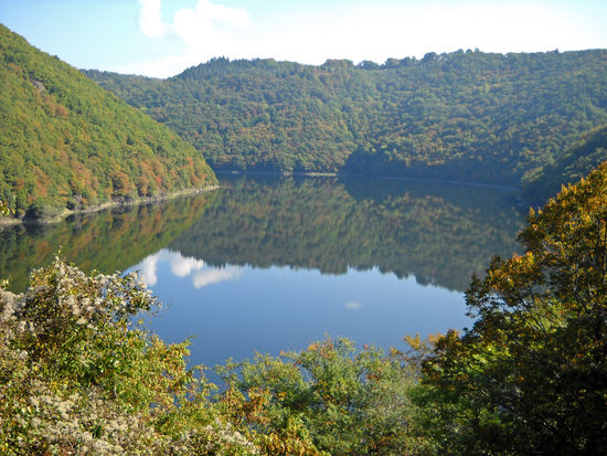 Die Dordogne, oberhalb des Stausees "Barrage de Chastang"