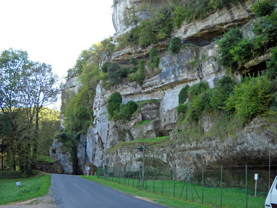 La Roque Saint-Christoph mit Höhlenbehausungen