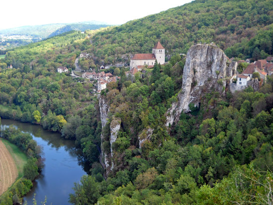Blick auf St. Cirq Lapopie und den Fluss Lot