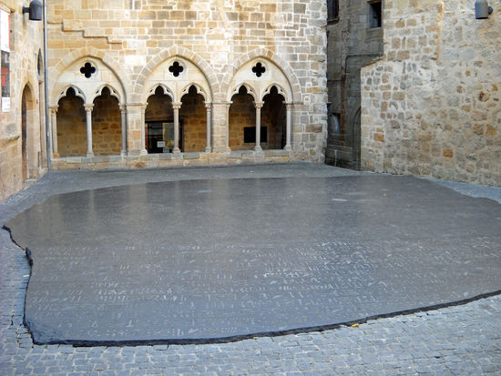 Die Nachbildung des "Steins von Rosette" in Figeac