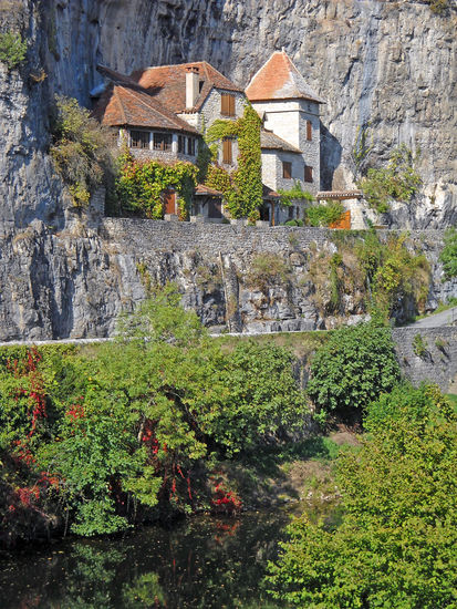 Cabrerets - die Häuser sind zum Teil ganz in den Felsen gebaut