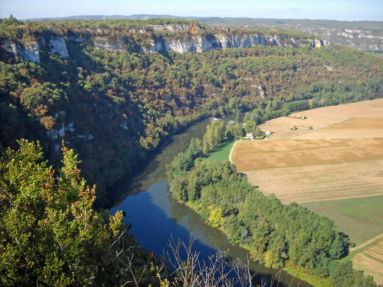 Blick vom Aussichtspunkt "Saut de la Mounine" auf den Fluss Lot