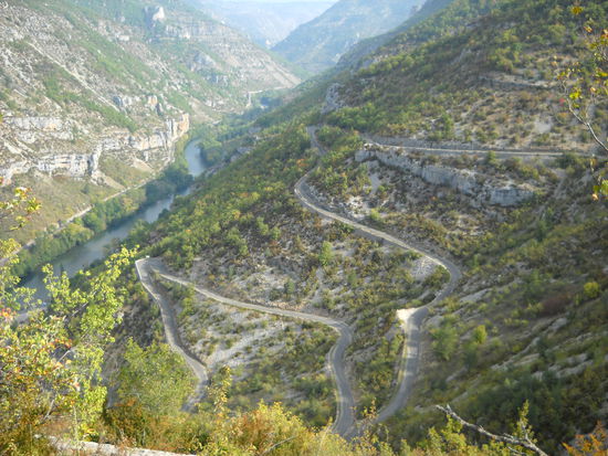 Auf dieser kurvigen engen Straße verliessen wir La Malène
