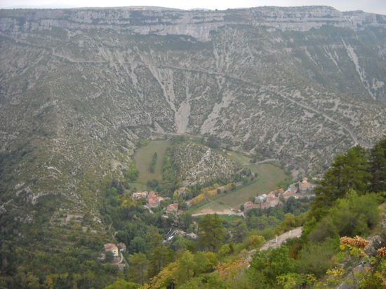 „Cirque de Navacelles“, ein grandioser Talkessel, den der Fluss Vis 400 m tief in den Karst eingegraben hat