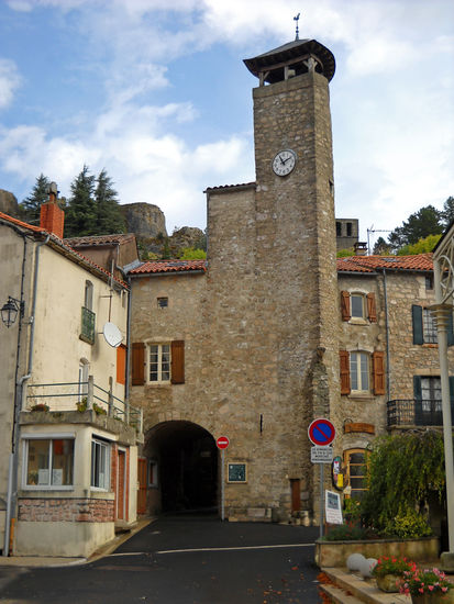 Le Caylar - von bizarren Felsen überragt