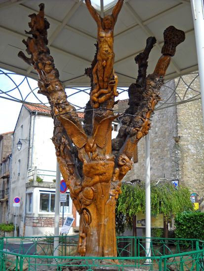 Schön beschnitzer Baum auf dem Marktplatz in Le Caylar