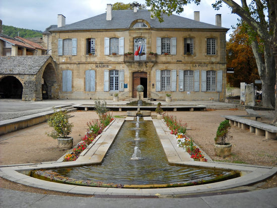 Vor dem Rathaus von Nant haben wir Cappuccino getrunken