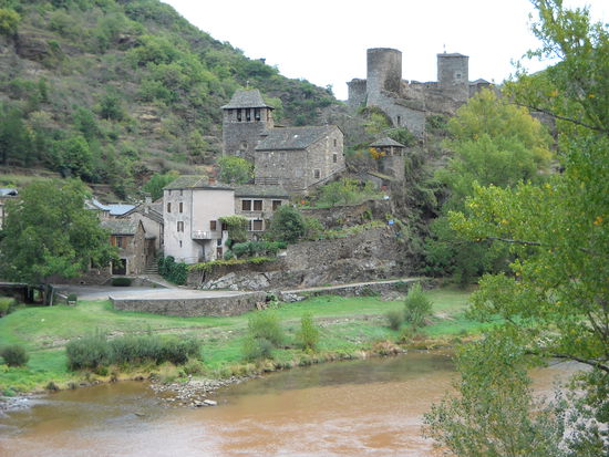 Brousse le Chateau, ein malerischer Ort am Zusammenfluss von Tarn und Alrance. Auch dieser Ort gehört zu den schönsten Dörfern Frankreichs.