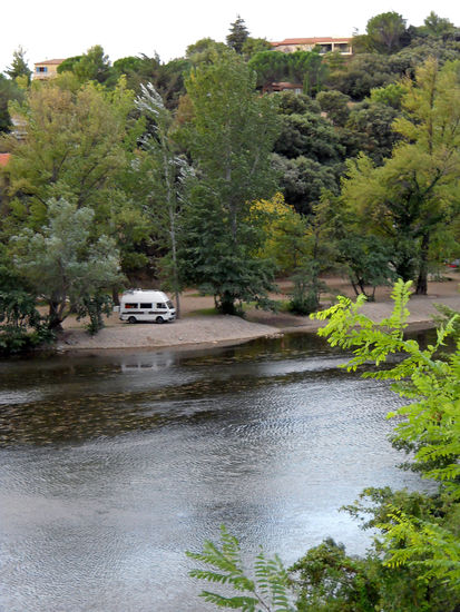 Unser Übernachtungsplatz am Fluss Orb - von hier hatten wir einen tollen Blick auf Roquebrun
