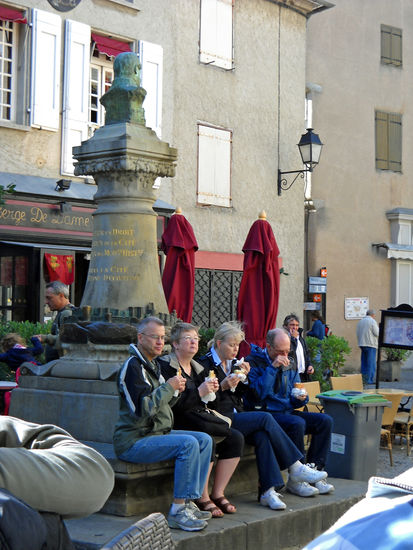 So verschandeln Besucher mit Fast-Food die schönen Gassen von Carcassonne...