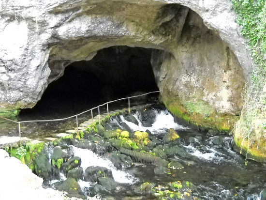 "Fontaine de Fontestorbes“. Die Quelle sprudelt aus einem Felsgewölbe im Hers-Tal hervor.