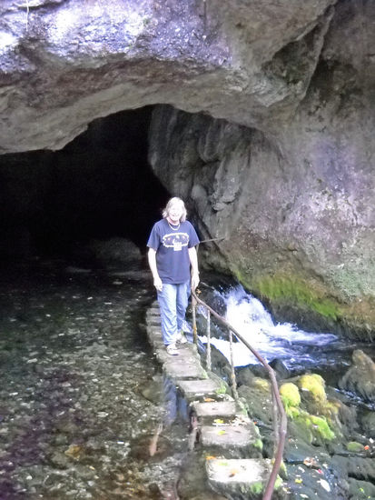 Natürlich muss Rolf die Grotte erkunden ...