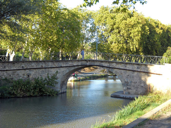 Canal du Midi - ein Meisterwerk der Ingenieurkunst des Baumeisters, Pierre-Paul Riquet. Er trug mit zur Finanzierung der Baukosten bei und behandelte seine Arbeiter, darunter auch Frauen, sehr gut, so dass die Bauarbeiten in Rekordzeit voran gingen.