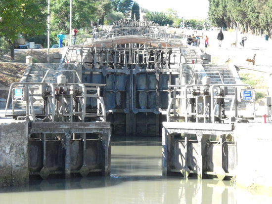 Die Schleusentreppe von Fonserannes (frz. Les 9 écluses de Fonserannes) ist eine Schleusentreppe am Canal du Midi in der französischen Stadt Béziers. 
Das Bauwerk wurde im 17. Jahrhundert von Pierre-Paul Riquet entworfen und ging mit dem Canal du Midi in Betrieb. Es überwand mit Hilfe von 8 aufeinanderfolgenden Schleusenkammern eine Höhe von 21,5 Metern. Die Längsausdehnung der Schleusentreppe umfasst mehr als 300 Meter. Die unterste (achte) Schleusenkammer, die zum Fluss Orb hinunterführte, ist heute nicht mehr in Betrieb, da der Canal du Midi bereits in der ehemaligen Schleusenkammer 7 abzweigt, über eine Kanalbrücke den Orb quert und so den Hafen von Béziers erreicht. Heute heben 6 Schleusenkammern die Schiffe um 13,6 m.