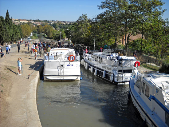 3 große Schiffen werden abwärts geschleust - sehr zeitaufwendig, aber auch sehr interessant. Für Bewohner der Boote ist das Schleusen mit echter Arbeit verbunden.