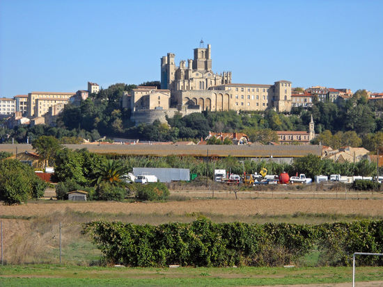 Béziers - ihre über 2.700jährige Geschichte begann mit einer Stammesansiedlung an den Ufern des Flusses Orb im Jungsteinzeitalter! Die Römer machten daraus im Jahr 35. v. Chr. eine Kolonnie. 1209 fand hier während der Katharer-Verfolgungen ein blutiges Massaker statt, auf Veranlassung des Pabstes Innozenz III.