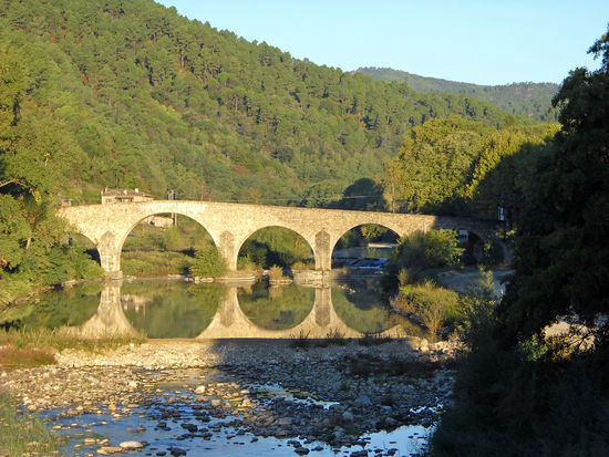 Schöne mittelalterliche Brücke bei St. Jean du Gard - hier haben wir übernachtet, bevor wir am nächsten Tag die "Corniche des Cevennes" fuhren. Eine malerische Höhenstraße, erbaut von Ludwig dem XIV. für seine Truppen.