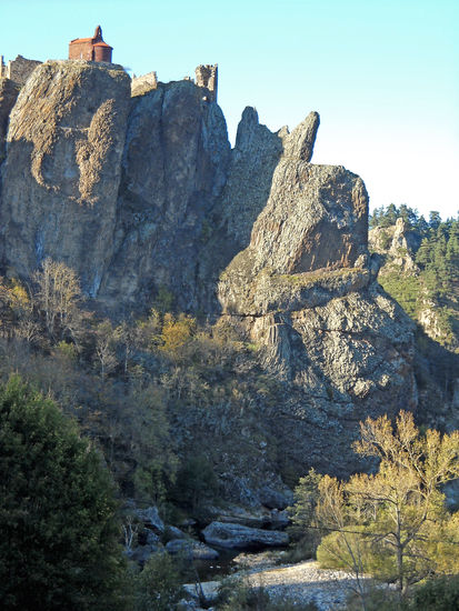 Arlempdes liegt am Oberlauf der Loire und wurde auf einem Basaltkegel erbaut.