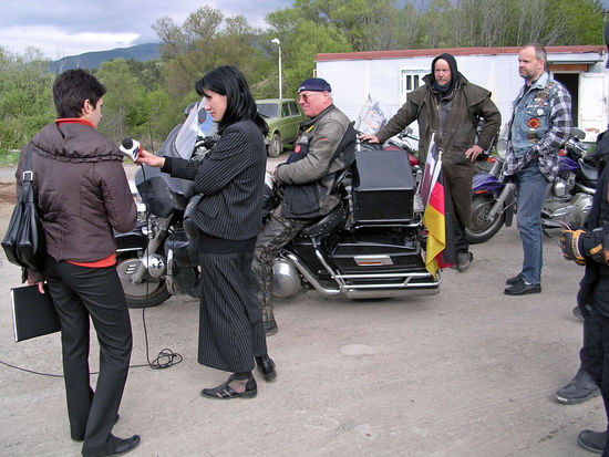 Begrüßung durch das Georgische Fernsehen an der Grenze.