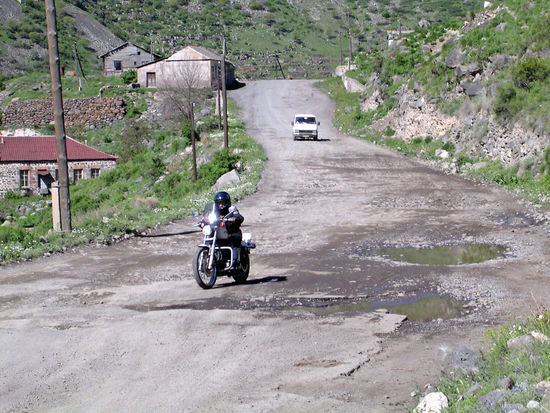 Die Straßen: ein Schlagloch nach dem anderen!