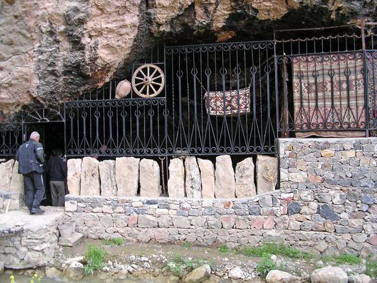 Wunderschöne kleine Gaststätte in einer Felshöhle - Armenien