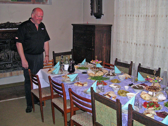 Abends hat uns ein typisch armenisches Essen erwartet. Natürlich mit viel Wodka!