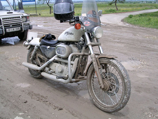 Die Motorräder waren vor lauter Dreck kaum mehr zu erkennen!