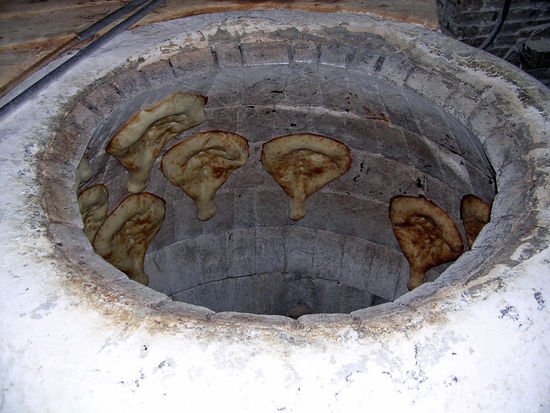 Tiflis: Backofen in einer Bäckerei - hier wird Brot gebacken