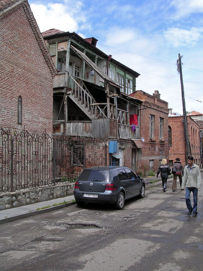 Tiflis: Es gibt renovierungsbedürftige Häuser und ...
