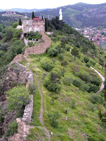Die Burgmauer oberhalb von Tiflis