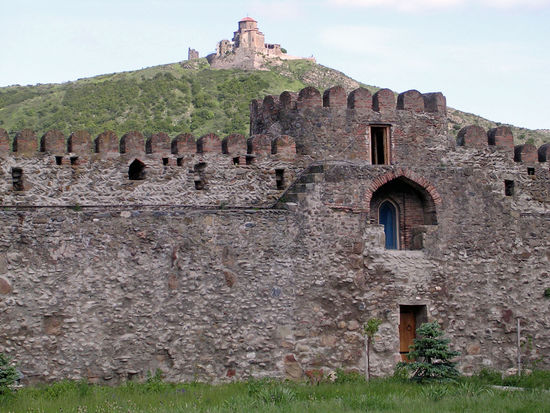 Mit dem Taxi fuhren wir zu ehemaligen Hauptstadt Georgiens ...