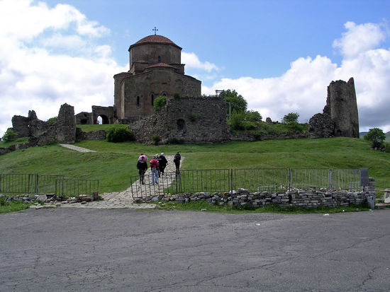Oberhalb der Stadt befindet sich eine der ältesten Kirchen Georgiens