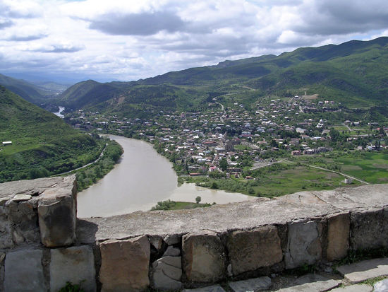 Blick von der Kirche auf die ehemalige Hauptstadt Georgiens