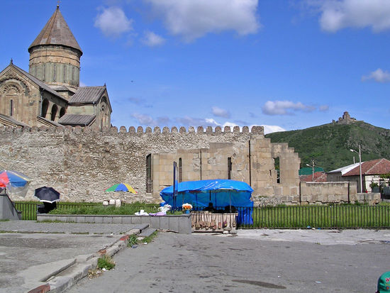 In der ehemaligen Hauptstadt Georgiens findet man diese alte Wehrkirche, sie diente den Einwohnern als Zuflucht.