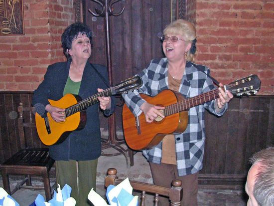 Zwei georgische Frauen machen Musik bei unserem letzten Abendessen in Tiflis