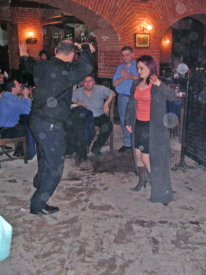 Tanzfreudige Georgische Polizisten luden uns zum Mitfeiern
ein"