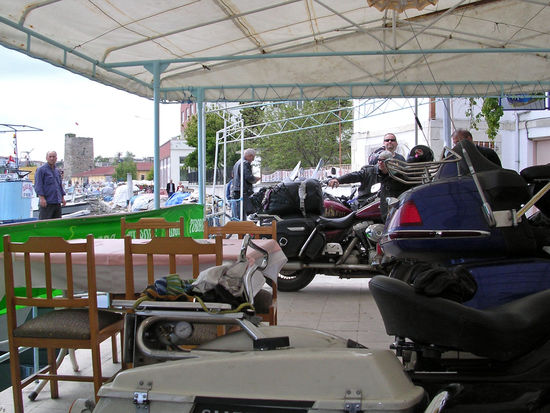 Mittagspause in Sinop - die Motorräder parken mitten im Lokal