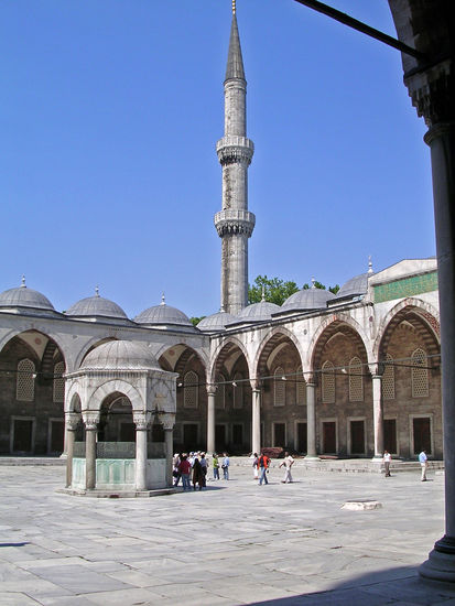 Innenhof der Blauen Moschee in Istanbul