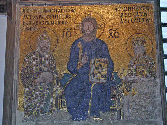 Im Inneren der Kirche Hagia Sofia, die heute ein Museum ist, kann man herrliche byzantinische Mosaiken sehen - Istanbul