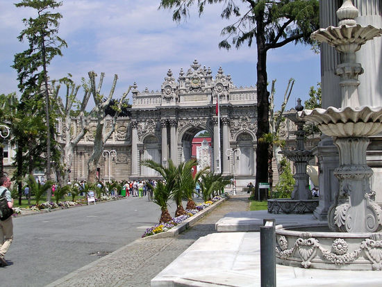 Das Eingangsportal des Dolmabahce Palastes - Istanbul