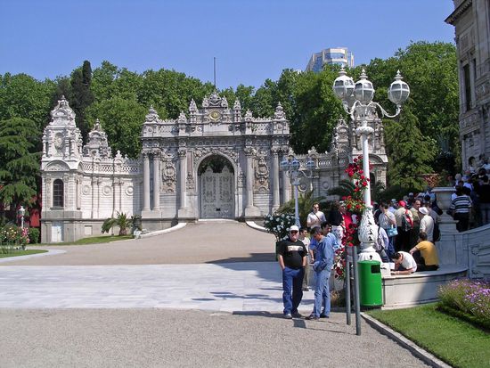 Dolmabahce Palastes - Istanbul
Unter Sultan Abdülmeçit wurde von den armenischen Architekten Karabet und Niko&amp;#287;os Balyan der Dolmabahçe-Palast von 1843 bis 1856 als neue Residenz nach europäischen Vorbildern entworfen...