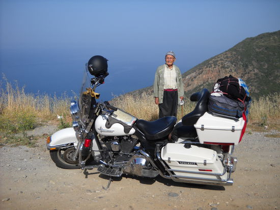 Dieser freundliche Herr bewunderte Rolfs Harley.