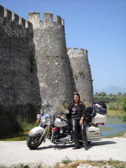 Polizisten, die hier in der Nähe Picknick machen, passen auf das Motorrad auf, während wir die Burg besichtigen.