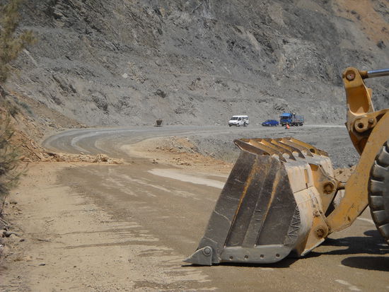 Die schmale Straße nach Silifke - eine der vielen Baustellen in der Türkei.