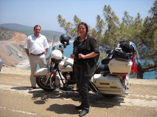 Bei den div. Stopps auf dem Weg nach Silifke trafen wir diesen netten Türken, mit dem wir uns sehr angeregt unterhalten konnten.