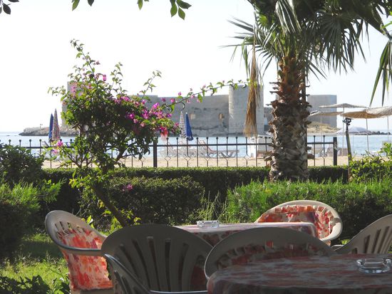 Im Garten der Villa Nur in Kizkalesi - direkt am Strand und mit Blick auf die Mädchenburg. Wir haben hier übernachtet.